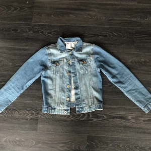 Jeans jacka  - Knappt använd jeans jacka i färgen blå.