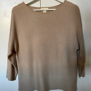 Stickad tröja - Stickad tröja från H&M. Strl XS. Använd fåtal gånger. Köparen står för frakten.