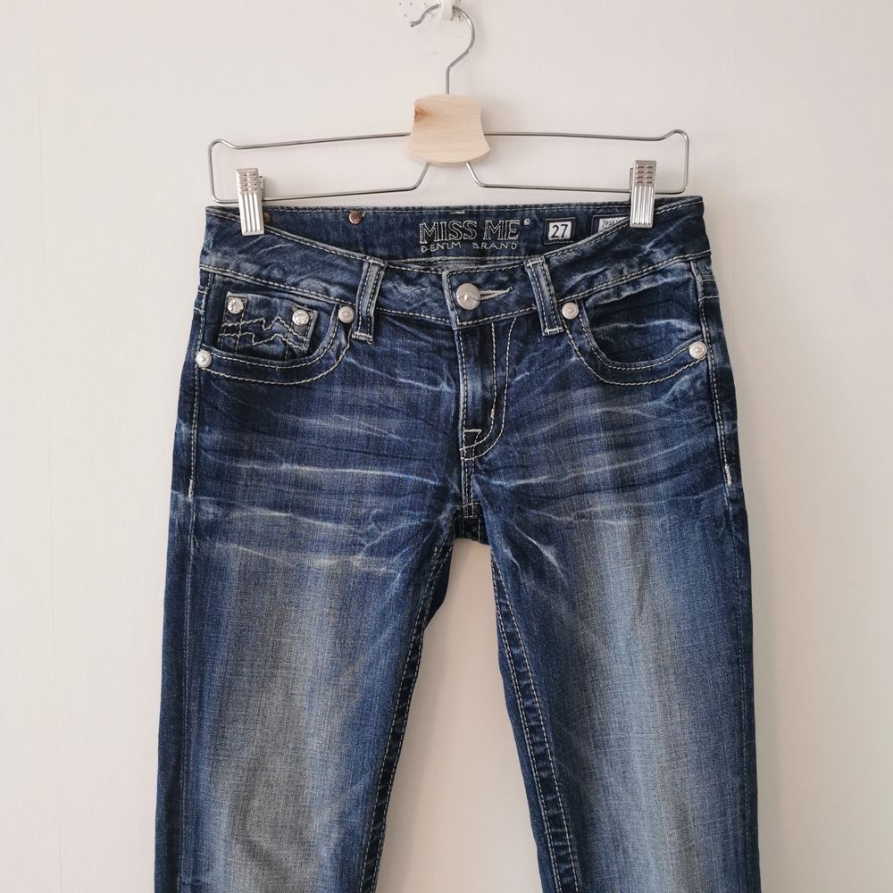 Helt oanvända missme jeans, very y2k, låg midja, rhinestone på fickorna och vita sömmar. Strl 27 waist. . Jeans & Byxor.