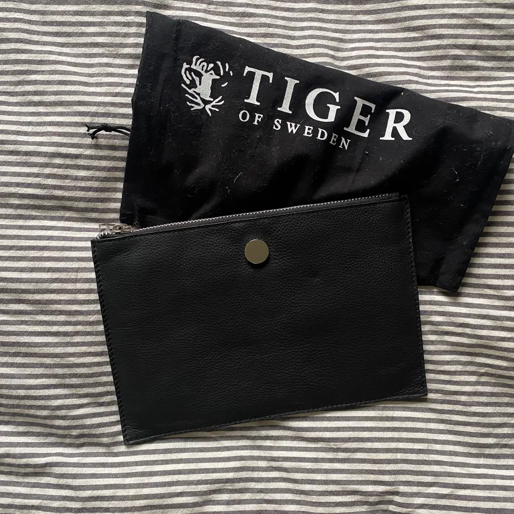 har en större ”ficka” från tiger of sweden, den är verkligen superfin och clean. nypris runt 1500 kommer inte riktigt ihåg, dustbag följer med. Mått runt 10x20 cm, aldrig använd . Väskor.