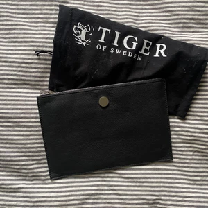 Större plånbok , mindre väska  - har en större ”ficka” från tiger of sweden, den är verkligen superfin och clean. nypris runt 1500 kommer inte riktigt ihåg, dustbag följer med. Mått runt 10x20 cm, aldrig använd 