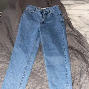 Ett par blåa Pull&bear jeans 