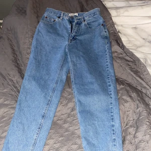Blåa pull&bear jeans  - Ett par blåa Pull&bear jeans 