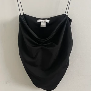 Snyggt linne! - Säljer detta fina linne då det inte används längre, jag har använt den få gånger då den är lite stor på mig. Super bra skick och är i storlek XS men skulle säga att den är en S också!😃Hör av er om funderingar/förslag på pris. Spårbar frakt=56kr annars 30kr och den postas i vanlig brevlåda☺️