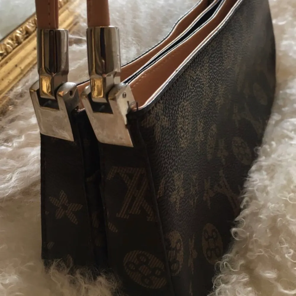 Louis Vuitton handväska med dubbeldragkedja i bra skick. Inte för liten eller för stor och smidig att ha med sig. Säljes för 150kr! (ej äkta) 👜👜 . Väskor.