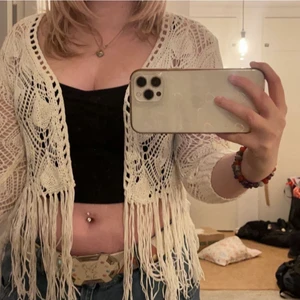 Stickad kofta från Only i storlek XS - Väldigt bra skick för att vara second hand. Köpt för ett tag sedan men aldrig använd av mig. Passar storlek Xs och kanske liten S. Möts och fraktar❣️