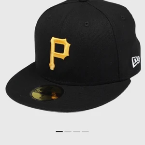 59fifty keps - Säljer denna skit balla (Pittsburgh pirates) new era 59fifty snapback keps, då den inte längre är min stil. Lite använd så lite smink inne i kepsen som jag även kan tvätta bort innan såklart. Storlek 7 1/4 som motsvarar 57,7cm köpt förra året💗