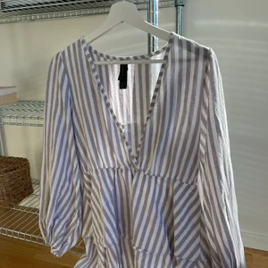 Söt randig klänning - Säljer denna söta klänning! Fint skick! Klänningen är i storlek 36. Skicka ett meddelande till mig om du har några frågor eller för fler bilder. 🥰