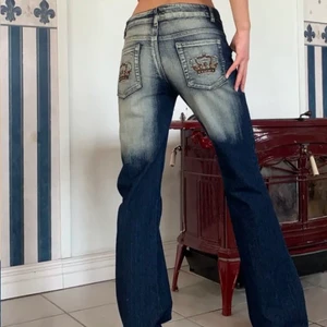 Lågmidjade jeans  - Säljer dessa snygga jeans som är köpta här på Plick men tyvärr för små för mig i midjan. Bilderna är från Tina adjesjö. 77 i midjemått och 86 i innerbenslängd. Skriv till mig om ni vill buda