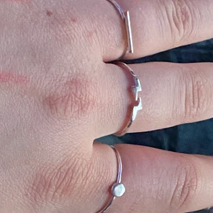 Ringar - Jag säljer dessa fyra ringar! Du kan köpa dem tillsammans eller enskilt😊 dem är alla 2 cm i diameter förutom ringen på den sista bilden som är ca 1,7 cm🥰 kontakta mig så kan vi komma överens om ett bra pris❤️