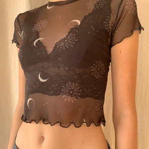 PULL&BEAR Mesh tröja  - Mesh-tröja från PULL&BEAR. Säljer då den är på tok för liten (kanske syns på bilden). Supersnygg med en brallett under! DM för intresse! PS kan mötas upp i Stockholm 
