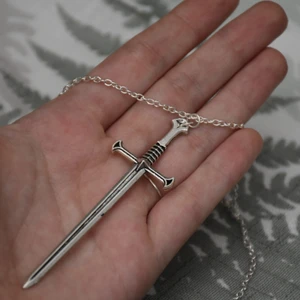 Halsband svärd - Silvrigt svärd med en silvrig kedja. 