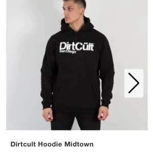 Hoddie, dirtcult - Säljer denna hoddie från dirtcult, helt oanvänd endast testad. Säljer då den inte kommer till användning! De är en ”herr” modell men man ser ingen skillnad. Storlek: S men passar fram till L.                                     Nypris: 699kr.                                                    Mitt pris: 449kr (gratis frakt).  Skriv för mer bilder osv, öppen för prutning😊