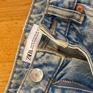32 - Ska sälja de här jätte snygga jeans från Zara. De var mina favoriter, men de är för små för mig nu. Stårleken är 32