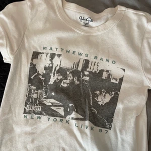 T-shirt från brandy Melville  - Najs t-shirt (tajt) från brandy melville som aldrig kommit till användning, därav nyskick! Står ingen storlek i men skulle säga de är en xs/s! Bud på 140kr