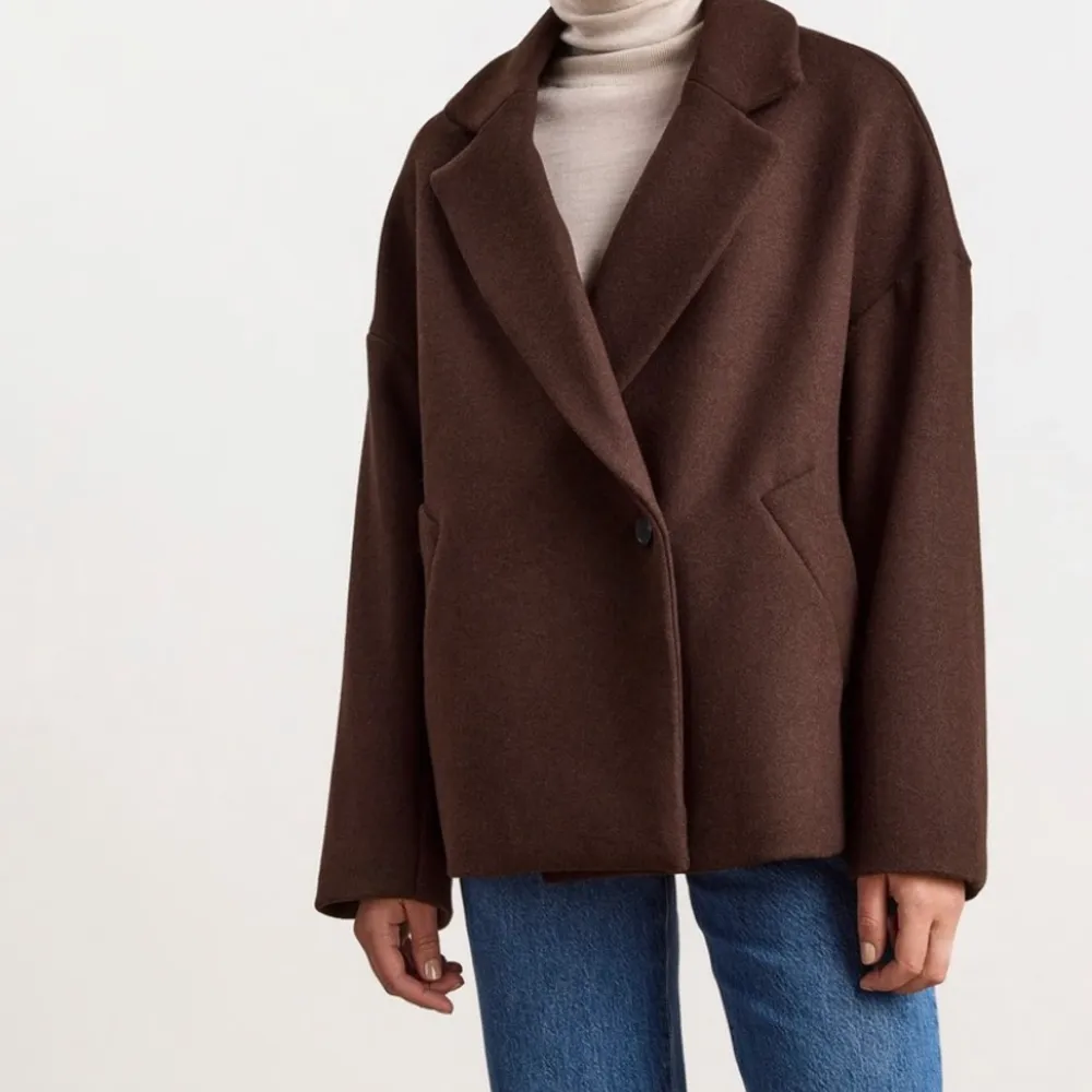 Kollar intresse på min bruna korta kappa från Lindex, helt perfekt och nyskick! Storlek 34 🥰 . Jackor.