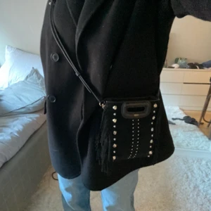 Maje väska - Säljer min fina väska från maje. Det är i storleken mini och är jätte fin nu till våren! Den kommer inte riktigt till användning och används sparsamt ett par enstaka gånger! Köpte min för 2445kr men säljer den för 1600! Den kortare kedjan kommer även såklart med!