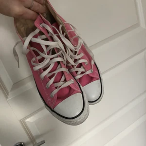Converse - Säljer dessa rosa Converse i gott skick!!