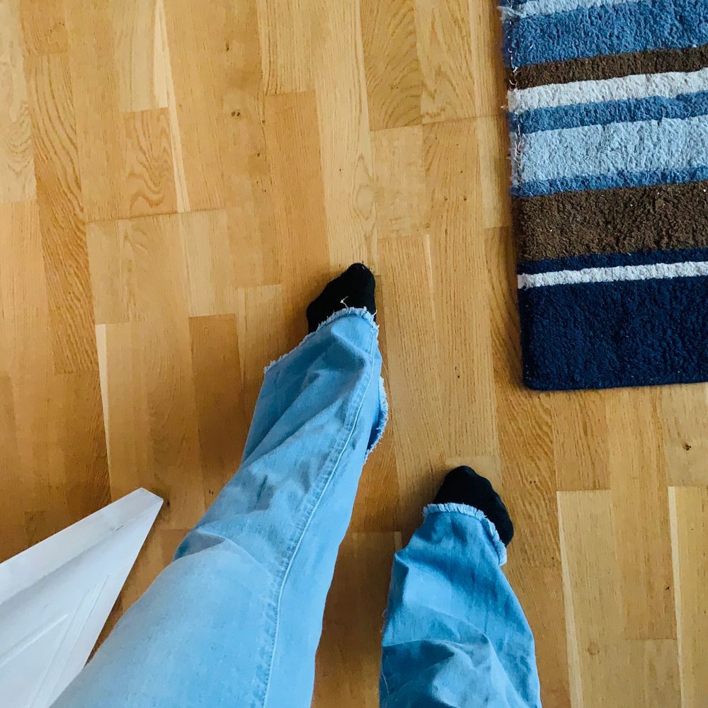 Supersnygga jeans med bootcut som formar kroppen snyggt. Extremt stretchiga. Köpte de på en reklamskola på Instagram men har ej använt då jag inte passar i bootcut. Storlek medium men passar mellan s/m. Jeans & Byxor.