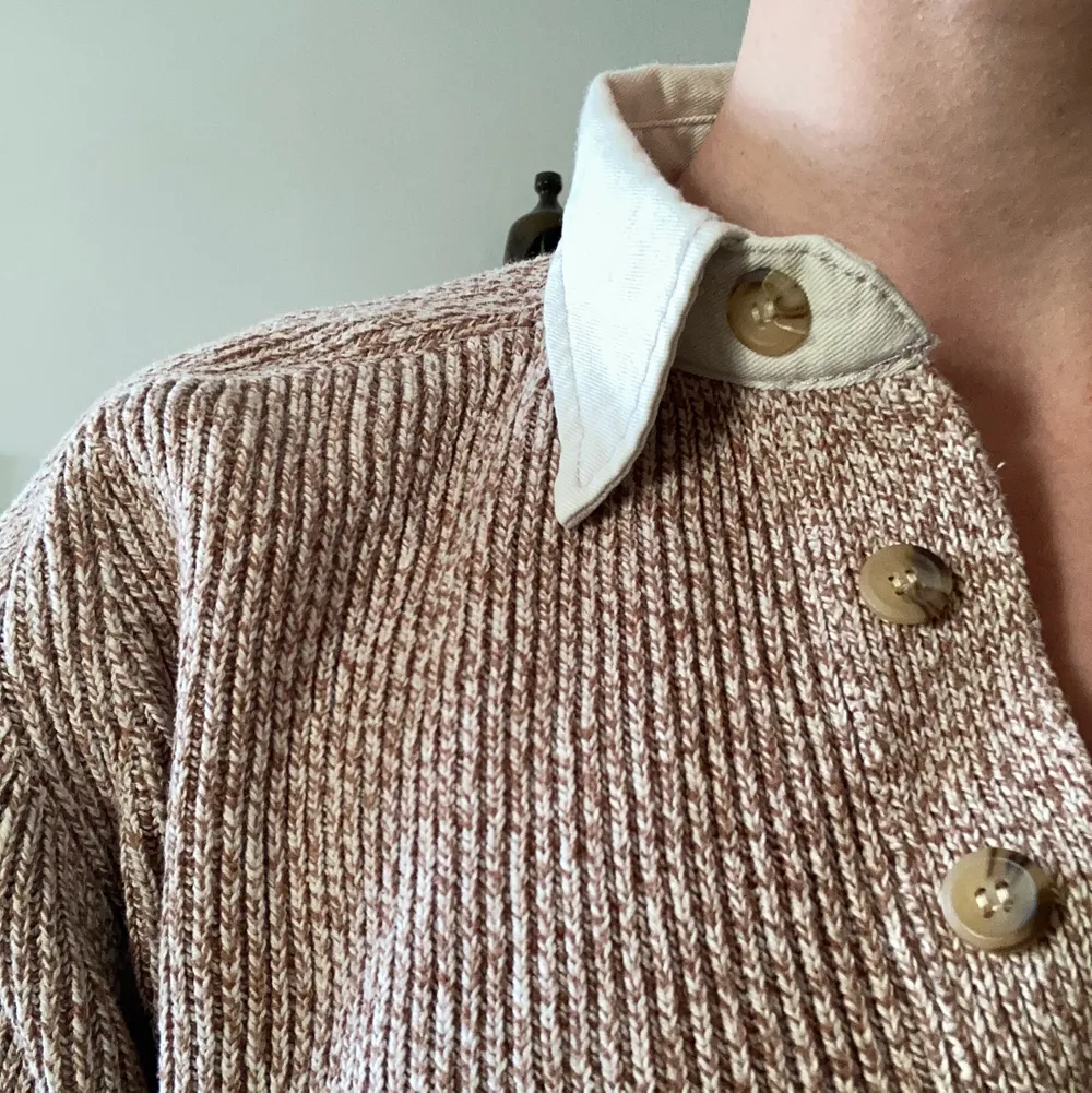 En thriftad stickad tröja med polokrage som inte kommer till användning längre. Storlek M men sitter mer som en L/XL, oversized. Den är brun men skiftar mer åt rött i vissa ljus. Superfint skick!. Stickat.