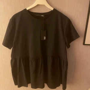 Volang topp svart - Säljer denna helt oanvända toppen ifrån lager 157 (lappen sitter kvar) för att det har inte kommit till användning! Denna finns inte att köpa mer! Köpte för 120kr😍säljer för 80kr + frakten! Den är i storlek M men den passar mig som är en storlek XS/S!