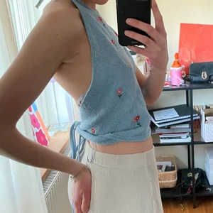 Linne från Zara - En gullig halterneck topp från Zara med öppen rygg, strl S. Aldrig använd men väldigt gullig att ha på sommaren. Köparen står för frakten 🌸