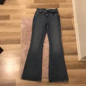 mörkblåa flare zara jeans, storlek 34 som jag längre inte vill ha, lite för långa för min smak 🥰