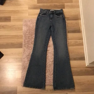 Jätte fina mörkblå Zara jeans - mörkblåa flare zara jeans, storlek 34 som jag längre inte vill ha, lite för långa för min smak 🥰