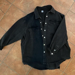 Skjortjacka - Skjortjacka ifrån HM i storlek M. Kan användas av en L om man vill ha den lite mer åtsittande