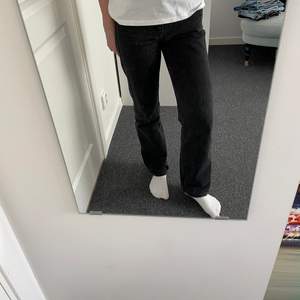 Svarta straight leg jeans från Weekday i den populära modellen Rowe. Den perfekta längden och modellen enligt mig. Jag är 168. Dragkedjan har lagats hos skräddare men är precis som vanligt nu. Säljs även i blå. 
