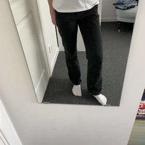 Straight jeans - Svarta straight leg jeans från Weekday i den populära modellen Rowe. Den perfekta längden och modellen enligt mig. Jag är 168. Dragkedjan har lagats hos skräddare men är precis som vanligt nu. Säljs även i blå. 