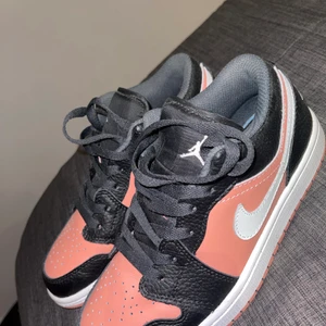 Jordans Low - Jag säljer mina jordans low 1’s , jättefina men kom tyvärr aldrig till användning då jag har andra sneakers😇 Inte alls creasade eller slitna, så inprincip i nyskick!