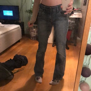 lågmidjade bootcut jeans  - säljer dessa superfina jeans då de är förstora på mig.