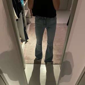 Zara jeans - Säljer dessa super snygga flare jeansen från Zara i storlek 38 men passar perfekt för mig som ofta har 36. Endast använda en gång och har även sprättat upp dem själv. Kan skicka fler bilder vid intresse och svara på frågor💞💞