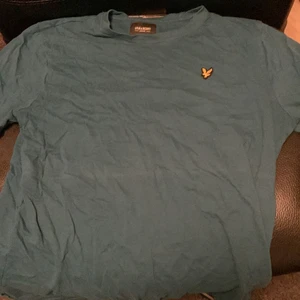 Lyle and Scott t shirt - Säljer min lyle n Scott t shirt skick 9/10 nypris: 300kr mitt pris: 50kr knappt använd. Ligger bara och skräpar i garderoben. Storlek 14-15 år sitter som s/xs