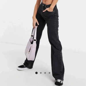 Svarta jeans - Superfina svarta jeans från stradivarius. Alla lappar är kvar då jag endast testat dom och dom var för stora. Dom är i storlek 32 och jag skulle säga att de varken är små eller stora i storleken utan som en 32:a brukar vara. Skriv vid frågor eller funderingar💗