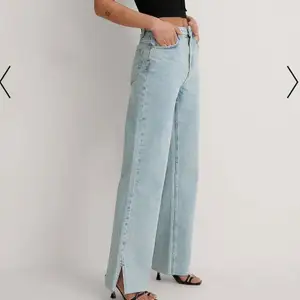Jeans från NAKD i storlek 34. Med slits nertill
