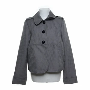 Kort kappa  - En kortare kappa som är perfekt för våren och även en sen sommarkväll, både fin som stängt och öppen. (Köparen står för frakten) 