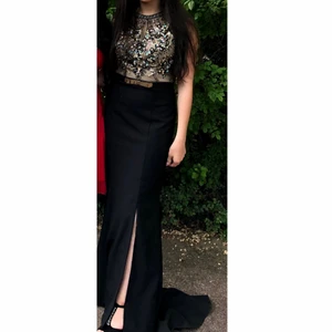 Balklänning / Festklänning / Promdress - Säljer denna jätte fina klänning som köptes för 2900kr. Har endast används en gång på balen. Den har så underbara detaljer som man ser på bilderna, den fina slitten och den gulliga rosseten som även är avtagbar! 😍 Den är i storlek XS. Kan fraktas, köparen står för det men frakten kommer ej vara för hög! 