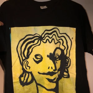 Jättecool t-shirt med tryck  - Denna passar tyvärr inte mig, uppskattar den till strl L för att den är ganska lång men passar även M väldigt väl.