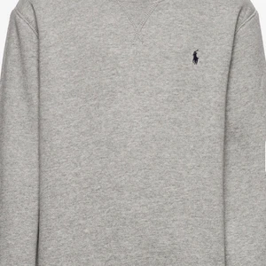 Polo Tröja  - En jättefin polo tröja, den är som en hoodie utan luva  som är andvänd några gånger men ser ut att vara ny. Jätteskön och passar till det mesta. Lånade bilder så skriv privat för egna.