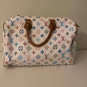 LV VÄSKA - Fin LV väska i nyskick, INTE ORIGINAL! Kan fraktas om köparen står för frakte 