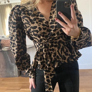 Topp - Topp med knyte från Nelly i storlek 38.💕