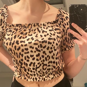Leopard topp - Söt topp från gina tricot, kan användas som både off shoulder och on shoulder 