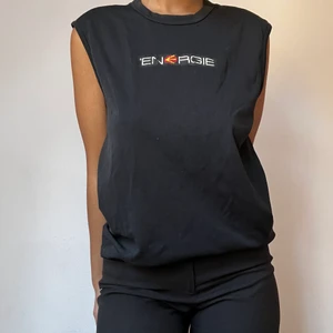 Svart tröja med tryck! - Svart tröja med tryck nyligen köpt. Passar som S/M!