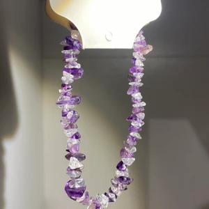 Ametist & Bergkristall - Ett handgjort armband av ametist och bergkristall!✨ Ca 18cm, stretchigt och passar de flesta. - För varje sålt smycke kommer jag skänka 10kr till organisationer som hjälper till kring situationen i Ukraina!💙💛