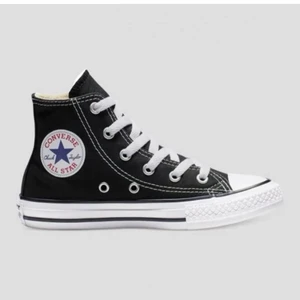 Converse - Ett par svarta höga converse som är använda ett fåtal gånger!🎸😫de är tvättade men på andra bilden ser man på ena snöret att det är en liten fläck svart färg som inte går bort. De är dock ingenting som syns☺️Köparen står för frakten och jag startar budgivning om fler är intresserade! Tveka inte om att höra av dig om fler bilder eller frågor!☺️😫Priset är diskuterbart.