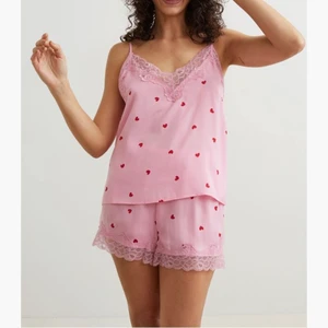 Pyjamas H&m - Säljer min helt nya pyjamas från H&M som jag köpte i Paris då den är för liten för mig! Frakt tillkommer på 40kr! Aldrig använd!