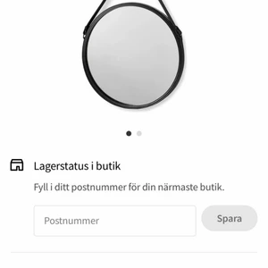 SNYGG Väggspegel med läderremmar!! - Jättefin svart Väggspegel med svarta läderremmar för upphängning. Kostar 349:- på IKEA!! Helt i NYSKICK! NYPRIS i dagsläget är: 349:-  Mitt pris endast: 200:- .… och finns på Hermodsdal i Malmö!