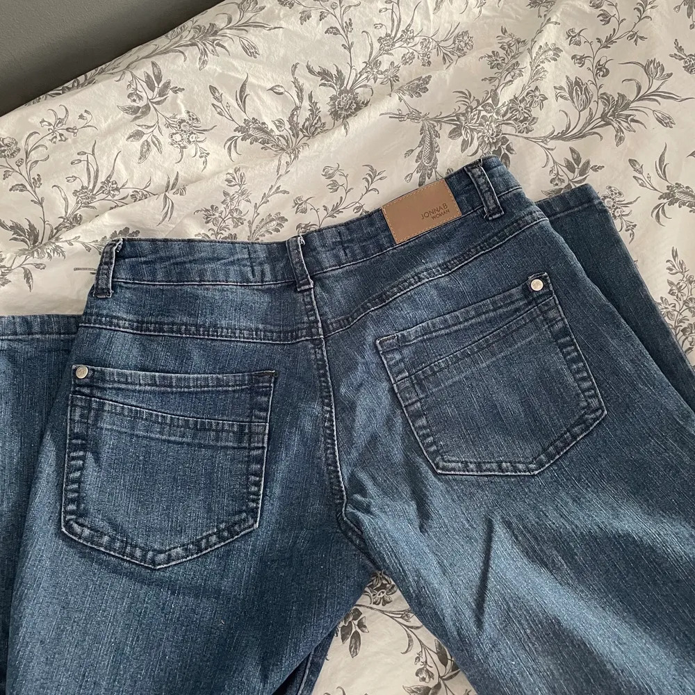 Lowwaist vintage jeans i tunnare material, märket är Jonna B och storleken 36💕frakt tilkommer. Jeans & Byxor.